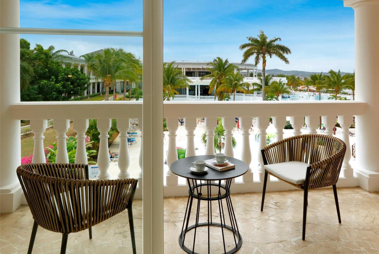 Junior Suite Poolside